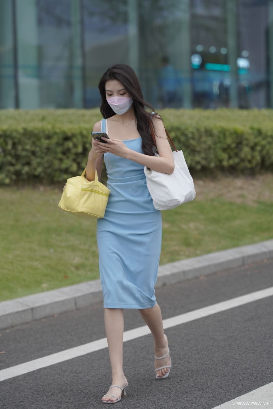 精选街拍 – 柔美蓝色修身裙-尤丝