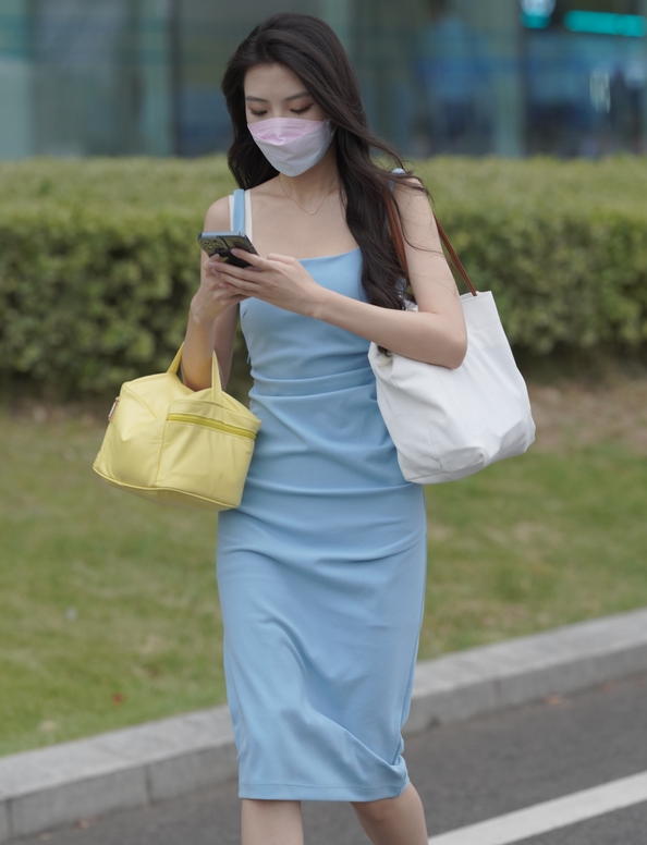 精选街拍 – 柔美蓝色修身裙