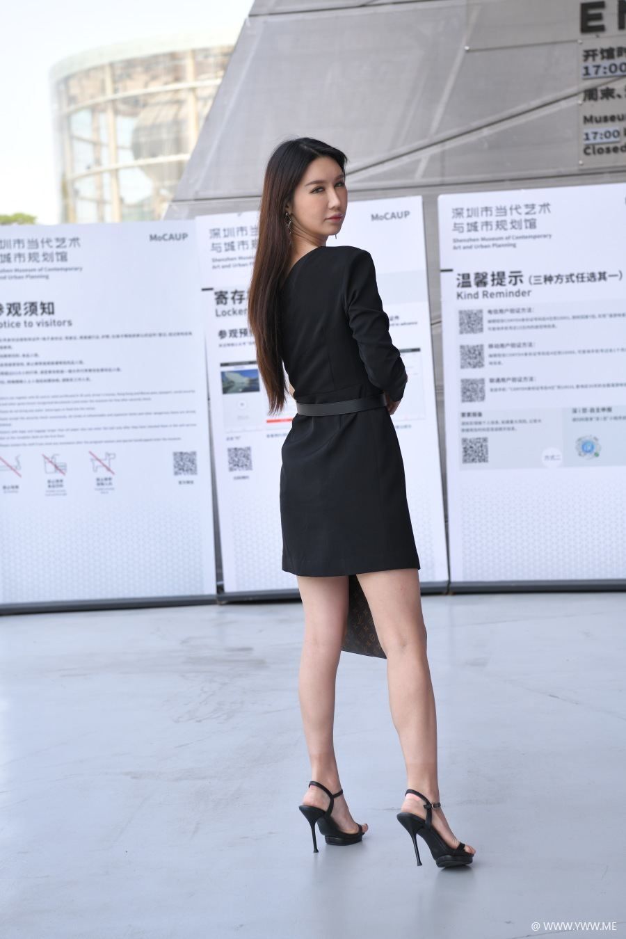 精选街拍 – 设计感时尚黑裙-尤丝