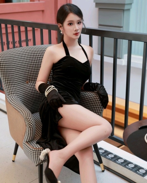 [XiuRen秀人网] 2025.07.04 No.10509 南乔 黑色连衣裙