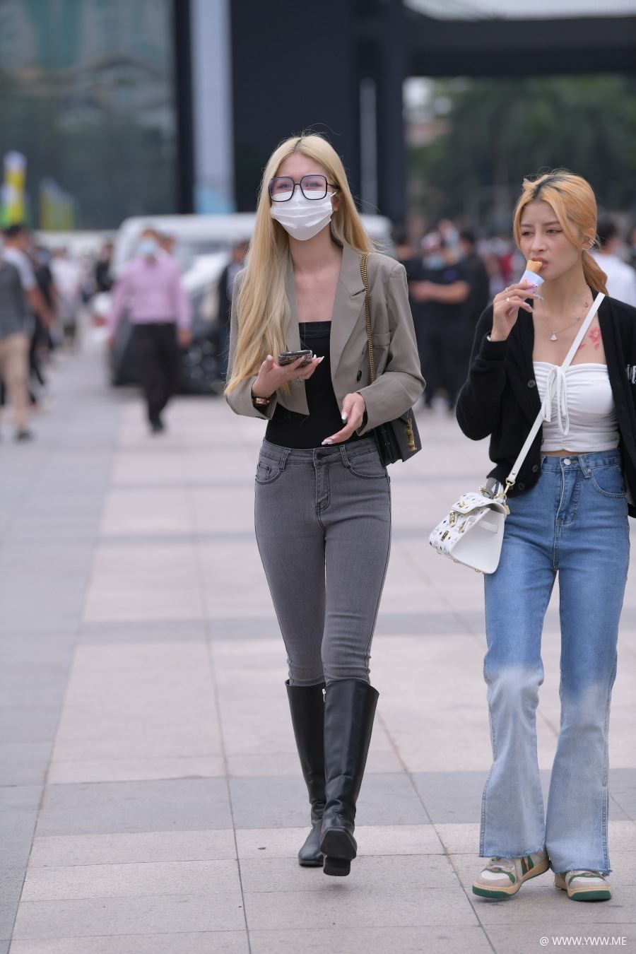 精选街拍 – 帅气长靴牛仔-脱兔网