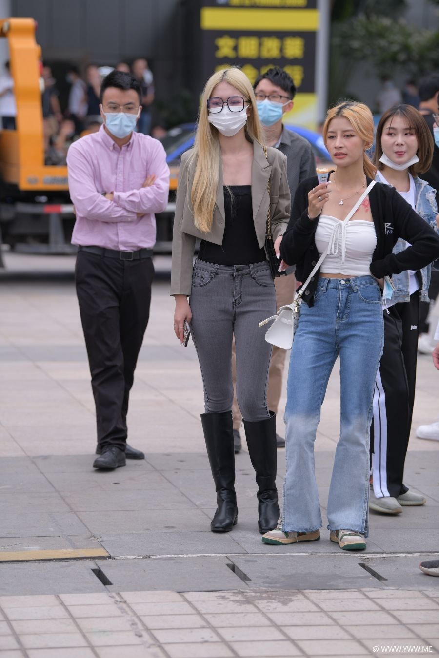精选街拍 – 帅气长靴牛仔-脱兔网