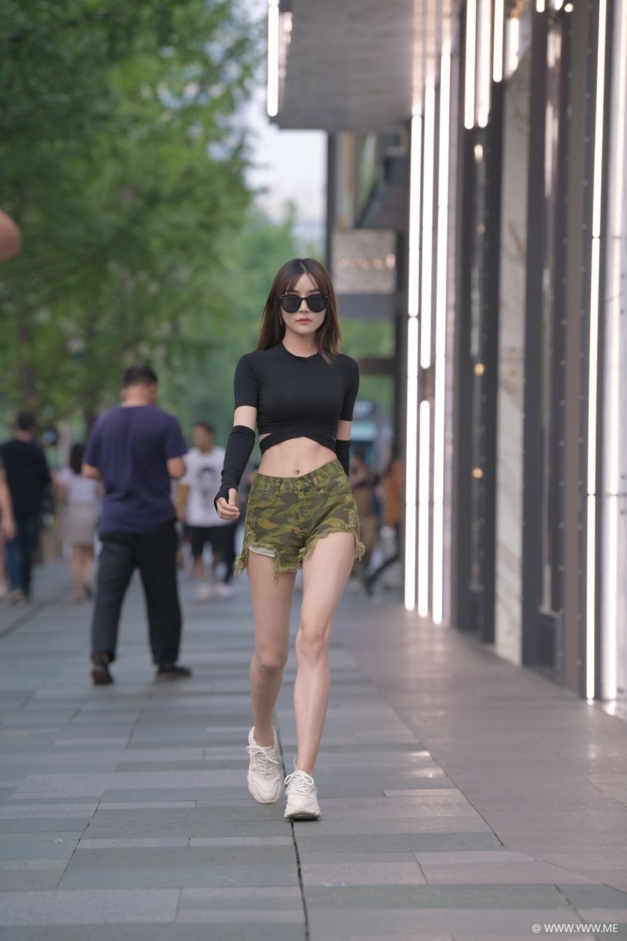 精选街拍 – 迷彩风牛仔短裤-脱兔网
