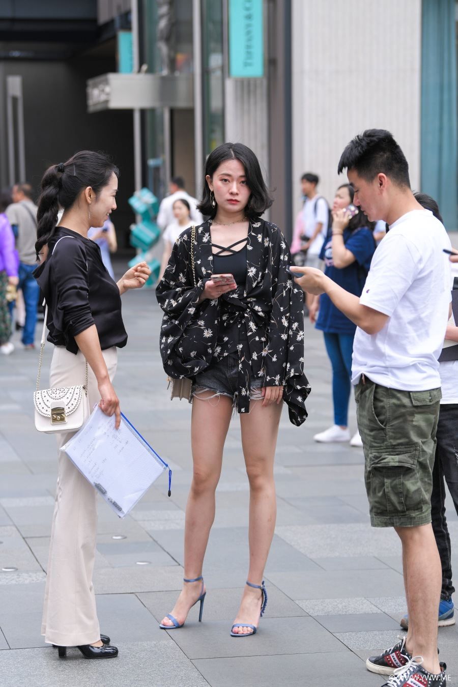 精选街拍 – 清新牛仔短裤碎花衣-脱兔网