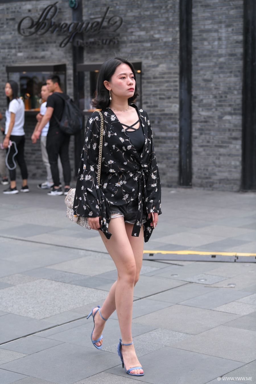 精选街拍 – 清新牛仔短裤碎花衣-脱兔网