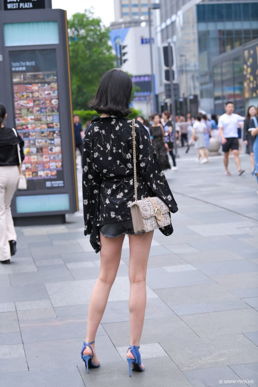精选街拍 – 清新牛仔短裤碎花衣-脱兔网