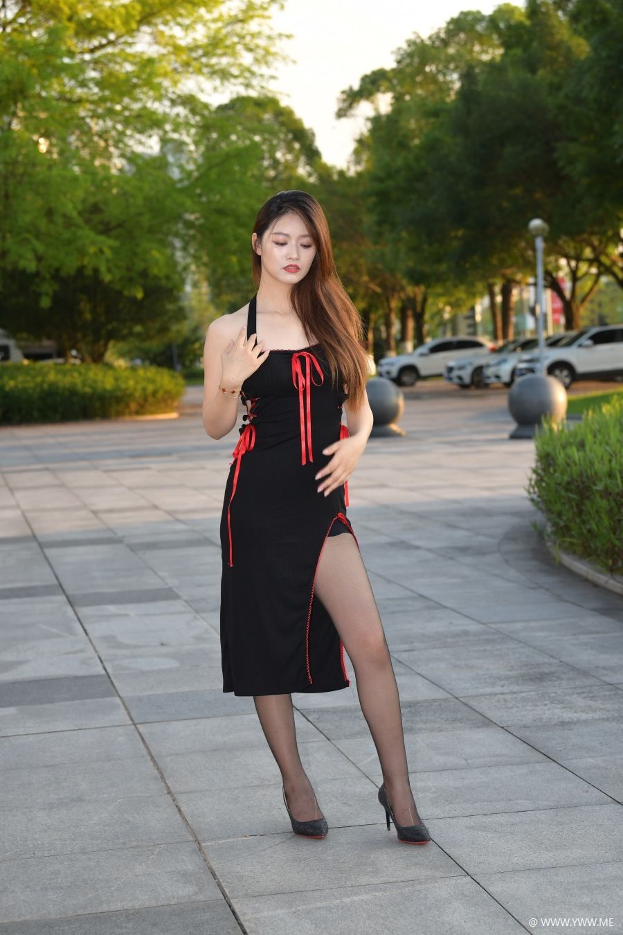 精选街拍 – 黑色开叉长裙-脱兔网