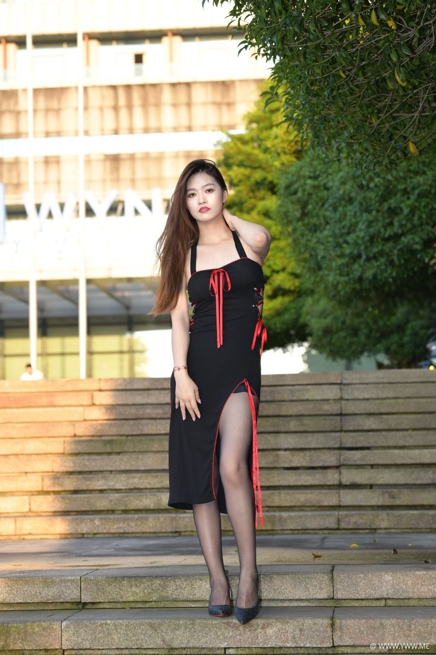 精选街拍 – 黑色开叉长裙-脱兔网