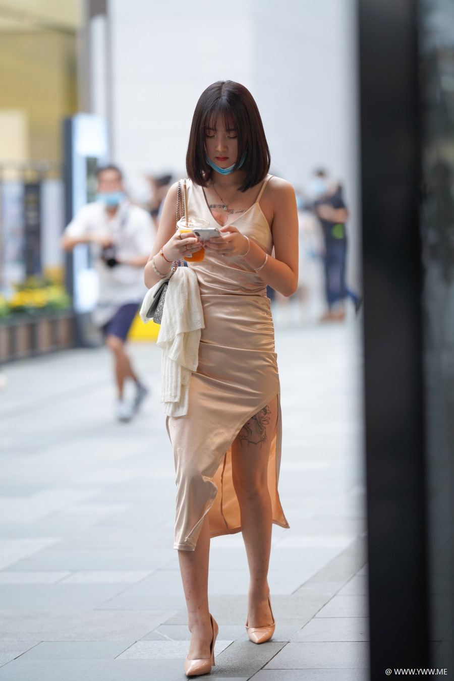 精选街拍 – 丝质长裙-尤丝