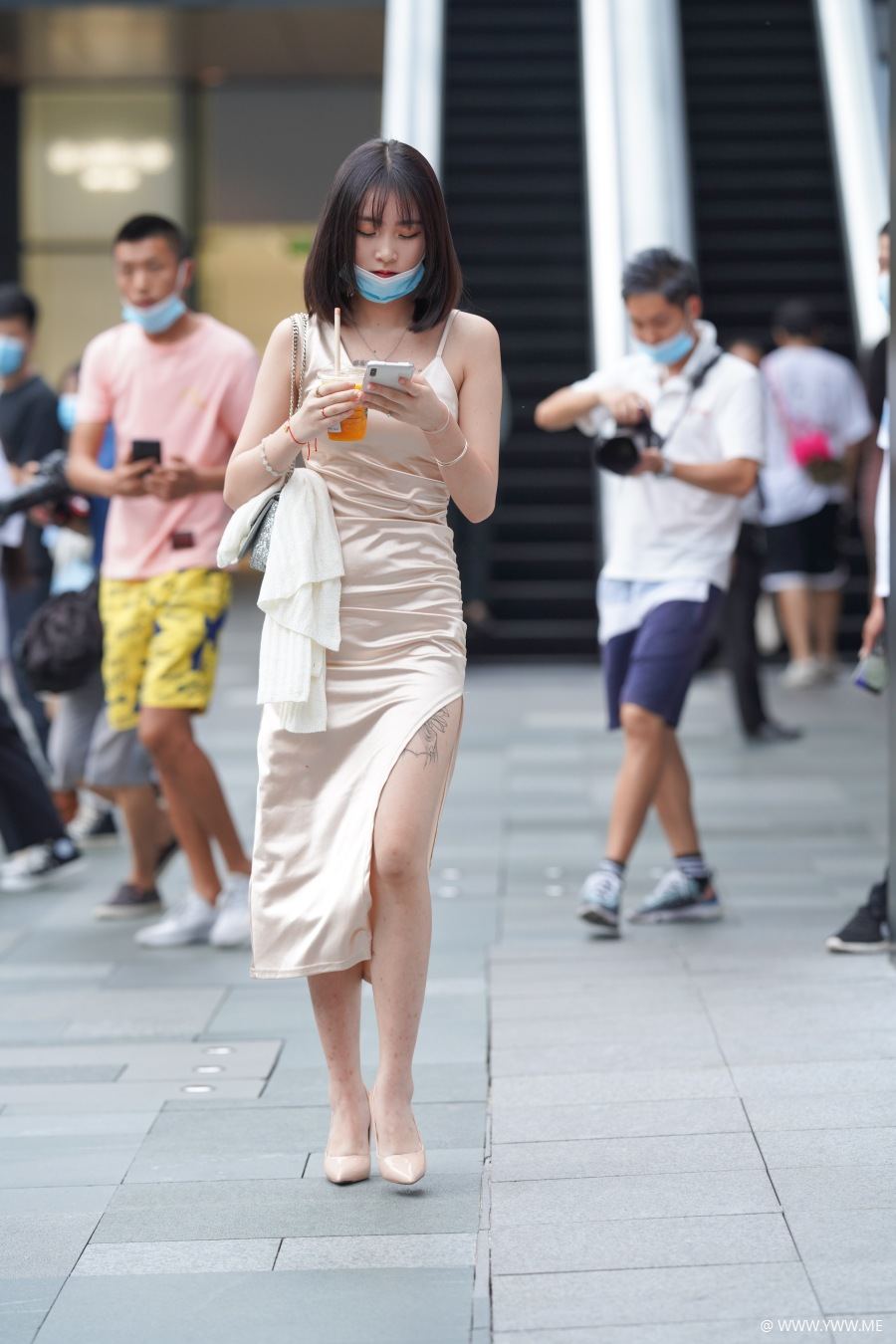 精选街拍 – 丝质长裙-尤丝