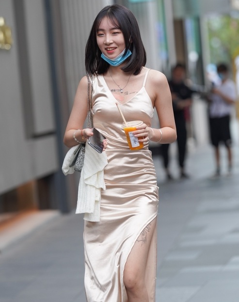 精选街拍 – 丝质长裙