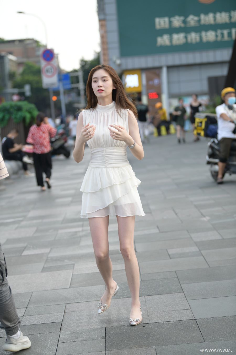 精选街拍 – 白色连衣裙女神-脱兔网