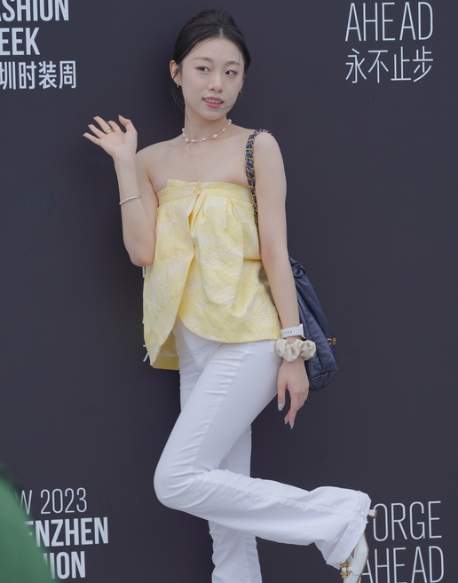 精选街拍 – 一字肩白色牛仔裤