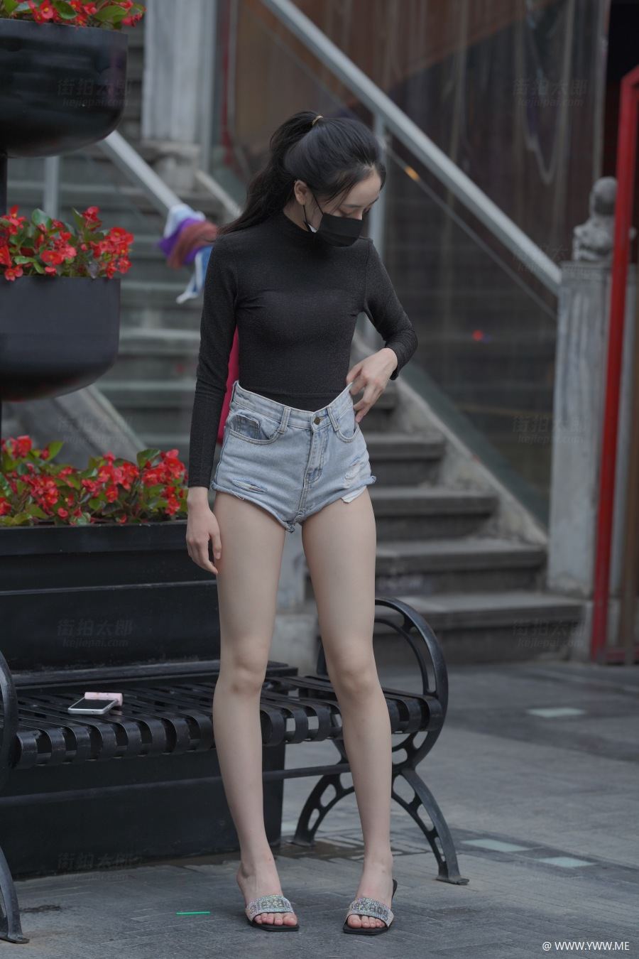 精选街拍 – 牛仔热裤美女-脱兔网