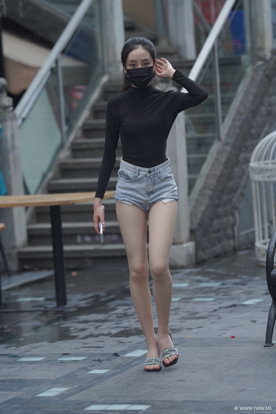 精选街拍 – 牛仔热裤美女-脱兔网
