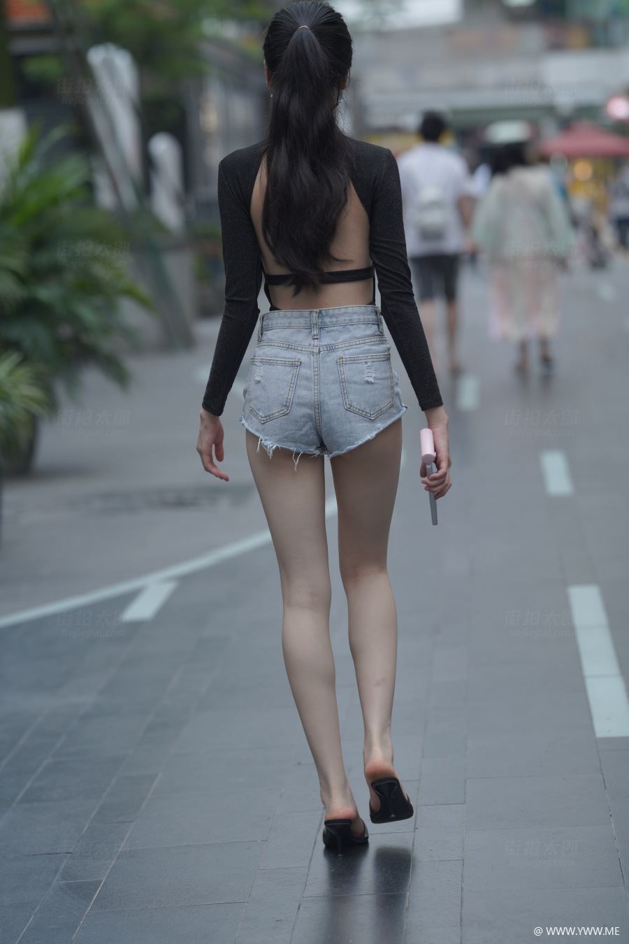精选街拍 – 牛仔热裤美女-脱兔网