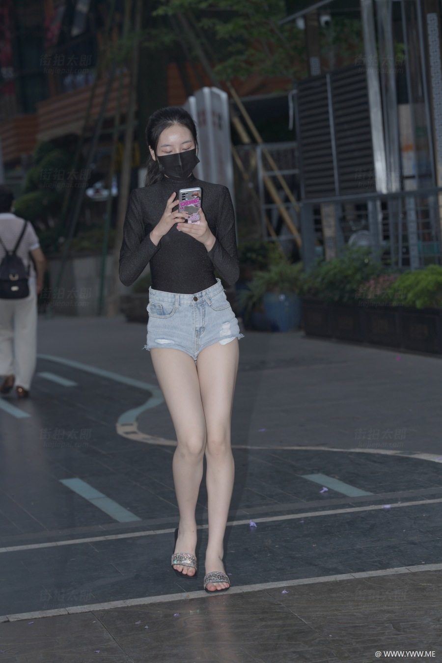 精选街拍 – 牛仔热裤美女-脱兔网