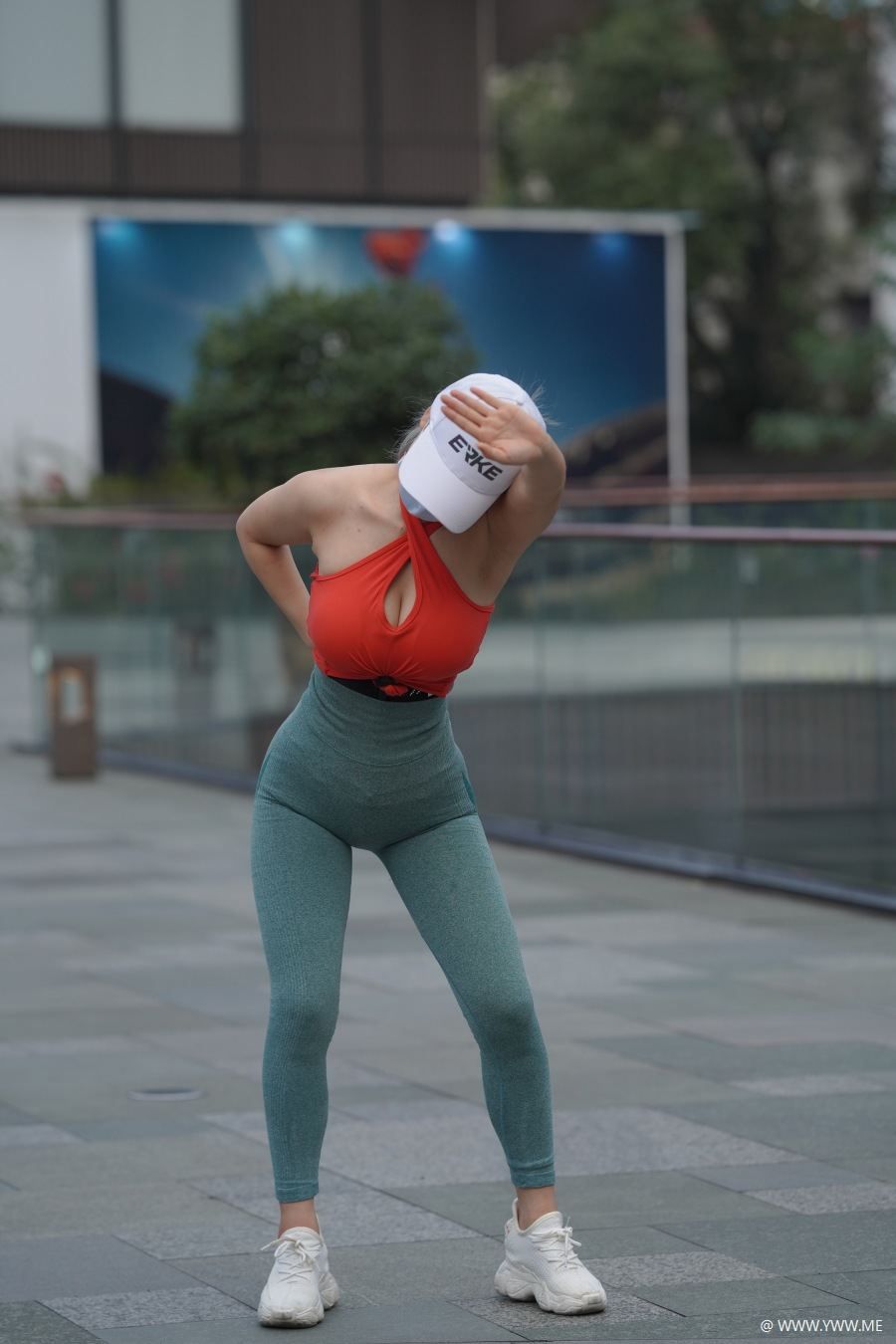 精选街拍 – 绿色紧身裤翘臀美胸-HDMISS