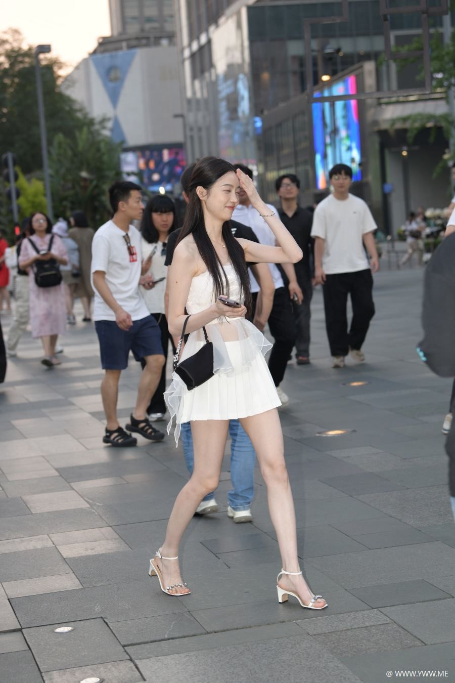 精选街拍 – 甜美白色连衣裙-尤丝