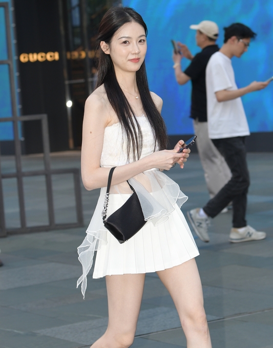 精选街拍 – 甜美白色连衣裙