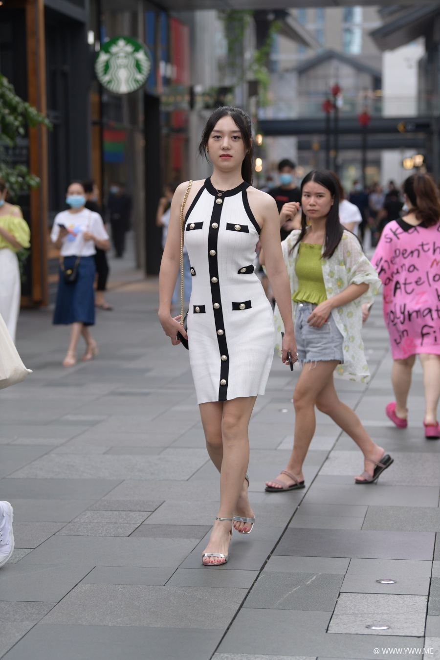 精选街拍 – 小香风白色连衣裙-尤丝
