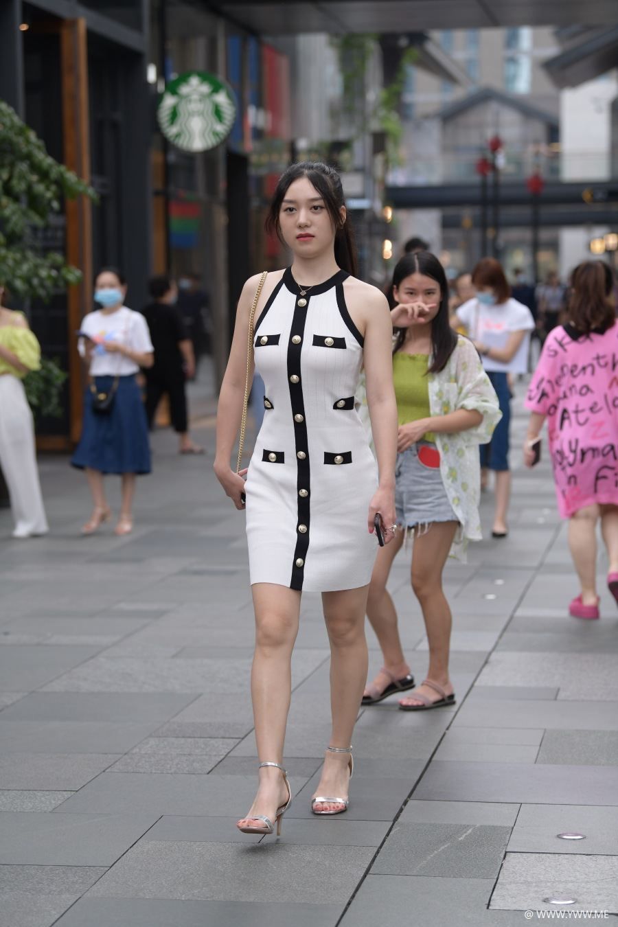 精选街拍 – 小香风白色连衣裙-尤丝