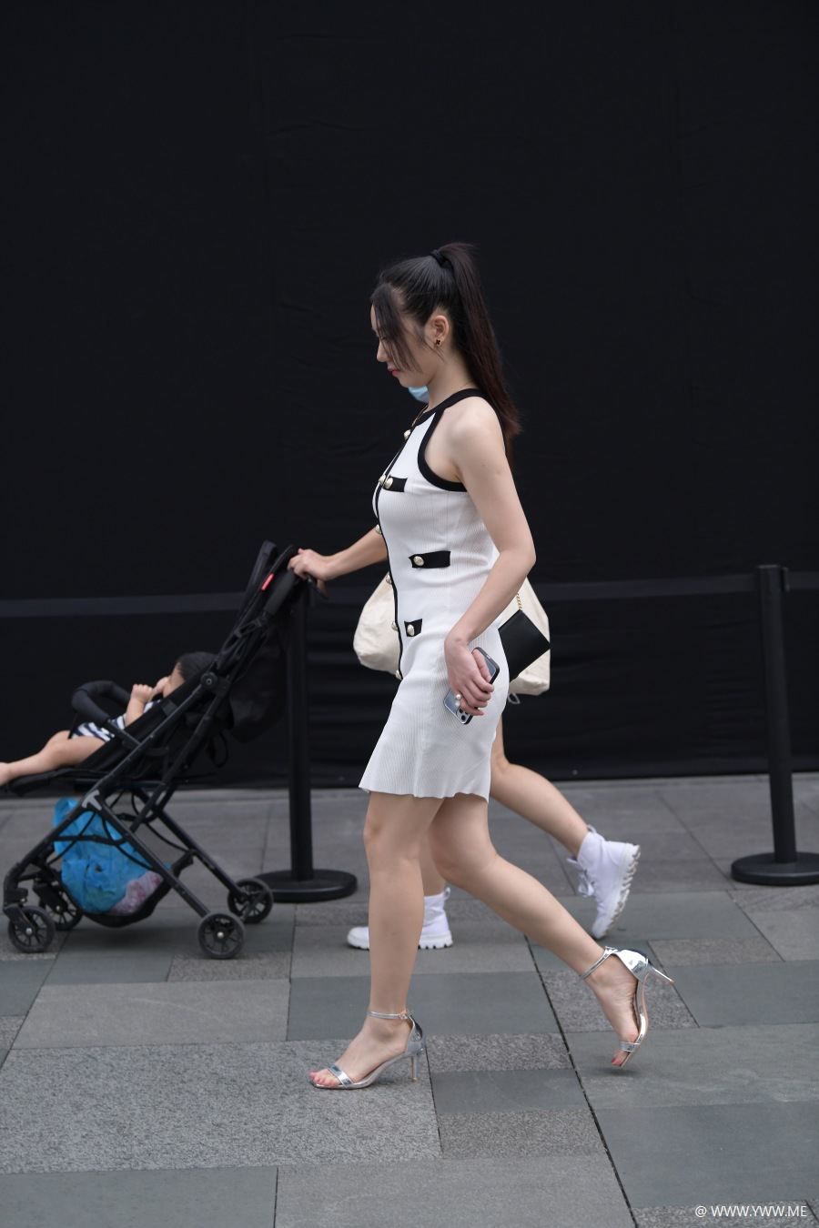 精选街拍 – 小香风白色连衣裙-尤丝