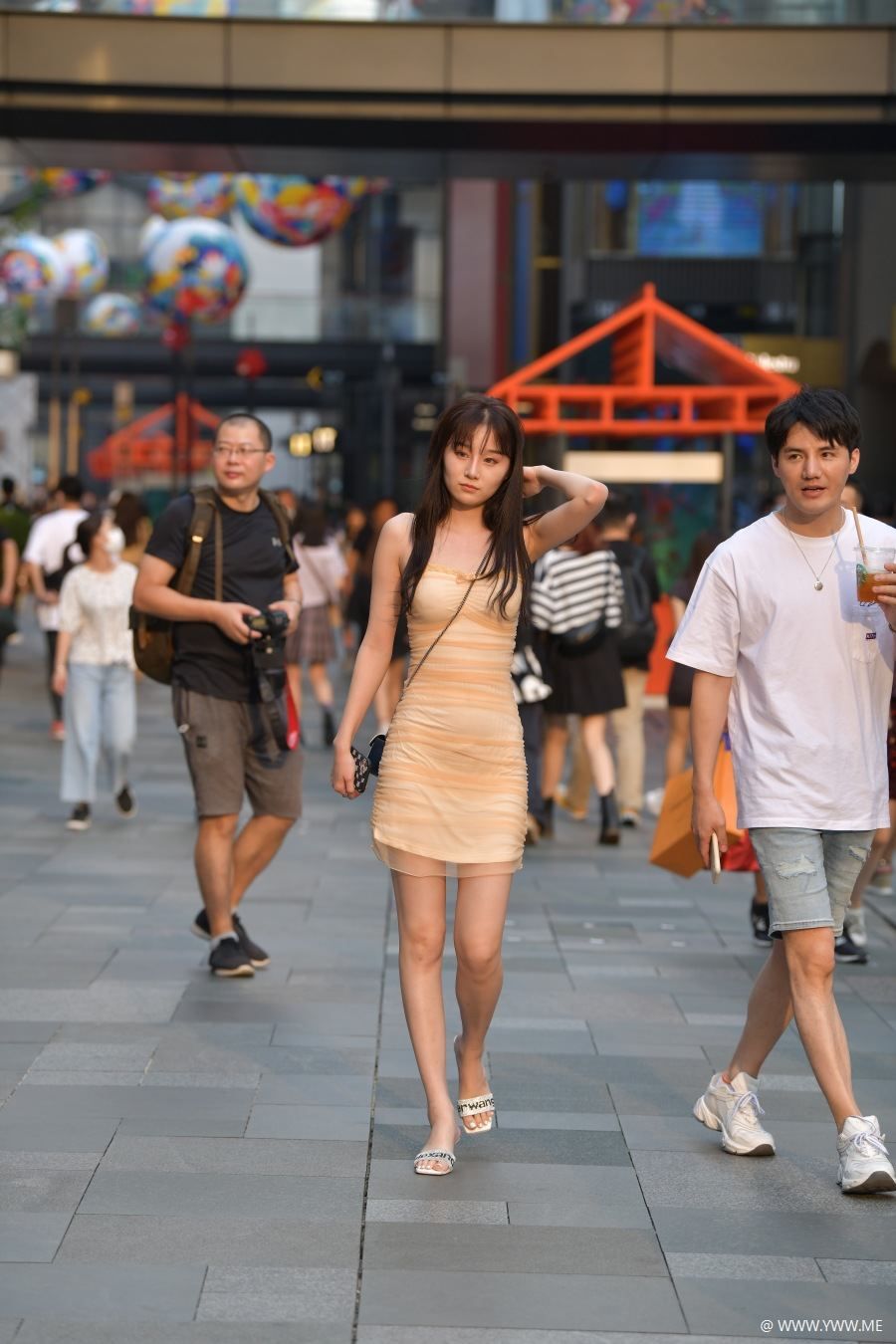 精选街拍 – 淡黄色连衣裙-尤丝