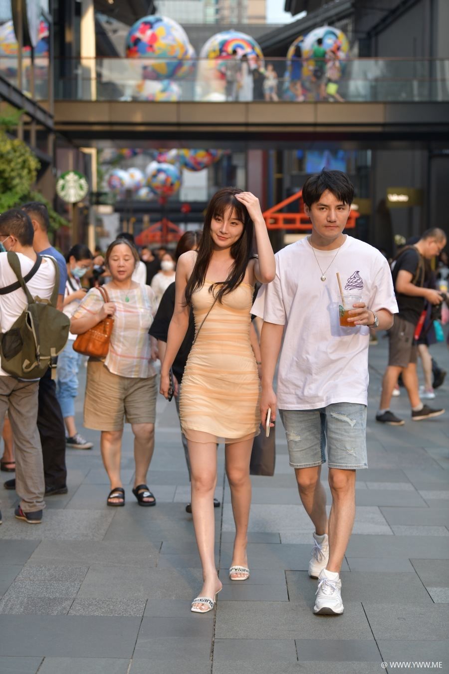 精选街拍 – 淡黄色连衣裙-尤丝
