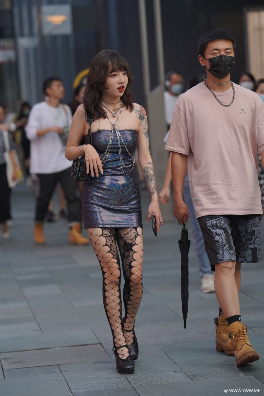 精选街拍 – 时尚皮裙搭配-脱兔网