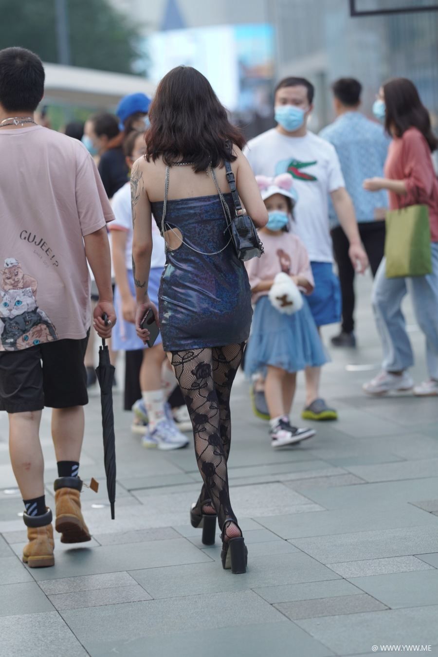 精选街拍 – 时尚皮裙搭配-脱兔网
