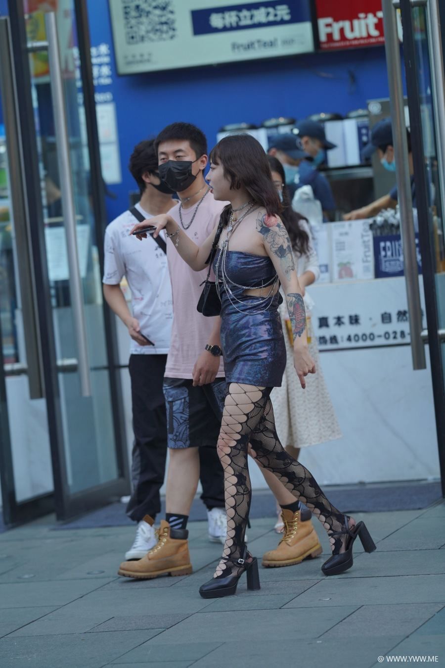 精选街拍 – 时尚皮裙搭配-脱兔网