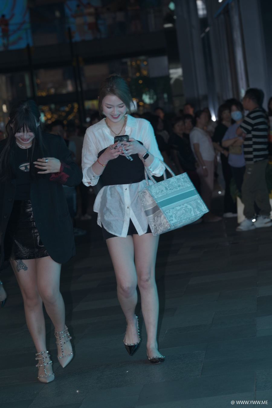 精选街拍 – 黑白搭配姐妹-脱兔网