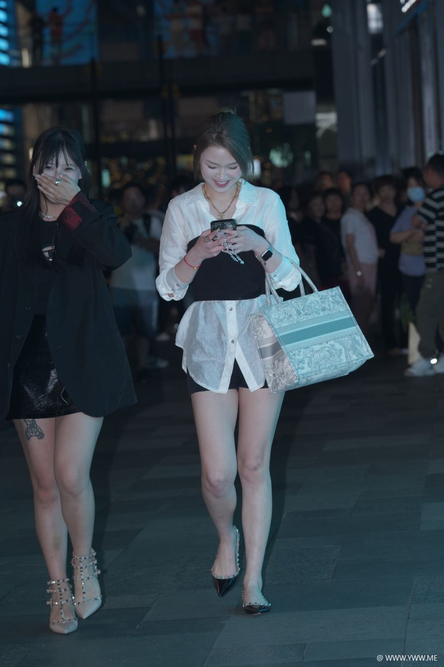 精选街拍 – 黑白搭配姐妹-脱兔网