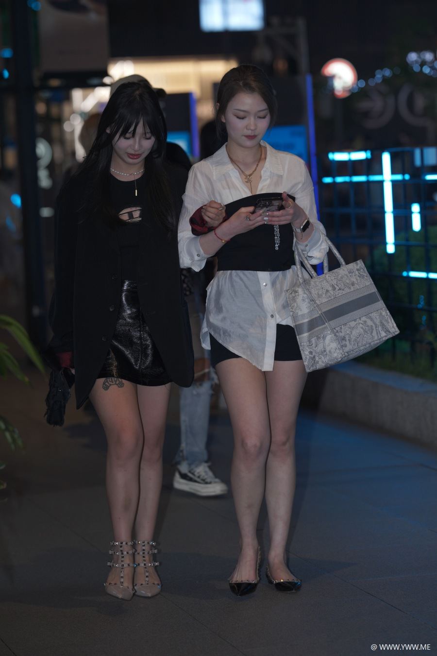 精选街拍 – 黑白搭配姐妹-脱兔网