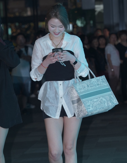 精选街拍 – 黑白搭配姐妹