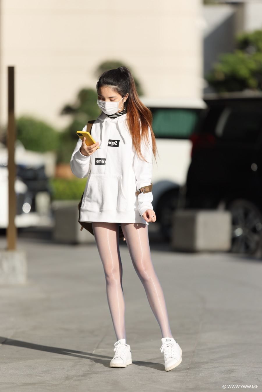 精选街拍 – 偶遇路边清纯的油亮丝袜少女-脱兔网