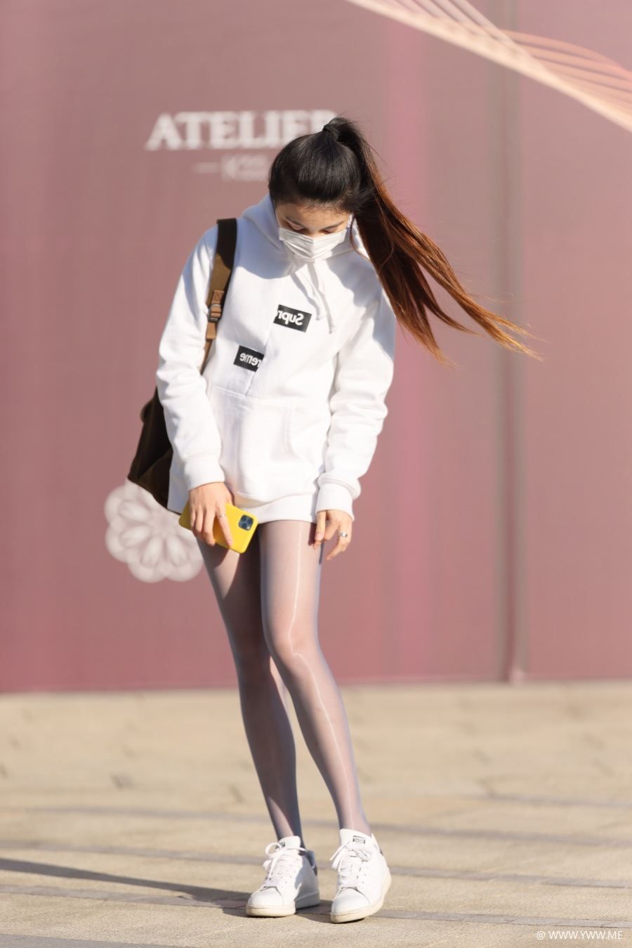 精选街拍 – 偶遇路边清纯的油亮丝袜少女-脱兔网