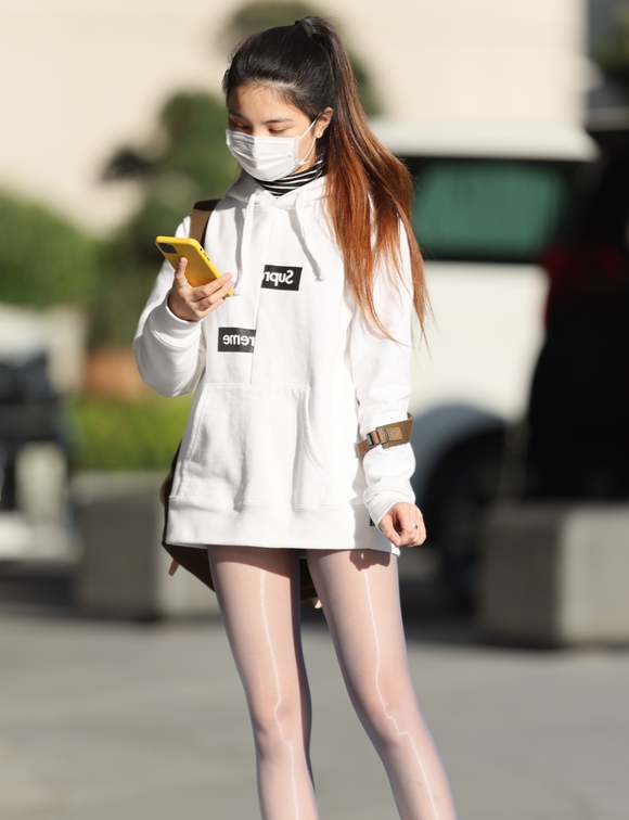 精选街拍 – 偶遇路边清纯的油亮丝袜少女