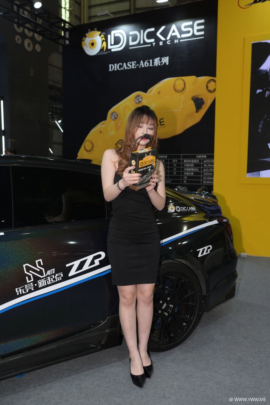 精选街拍 – 车展直播的车模美女-脱兔网