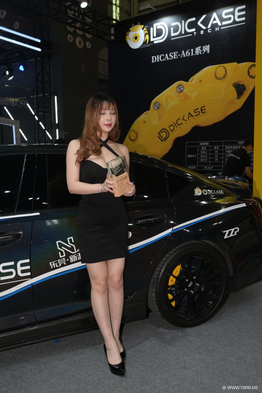 精选街拍 – 车展直播的车模美女-脱兔网