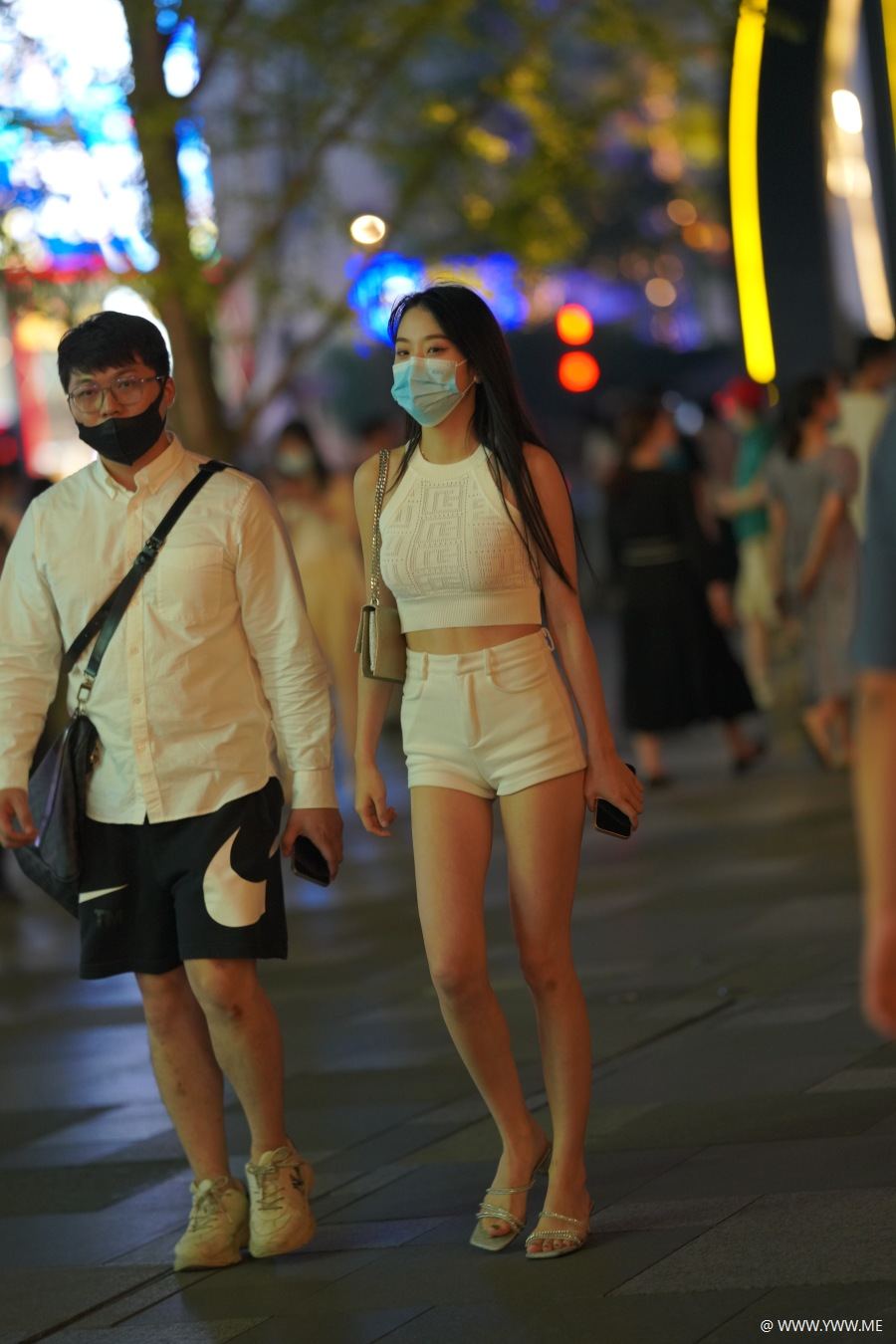精选街拍 – 立体镂空针织背心吊带气质美女-HDMISS