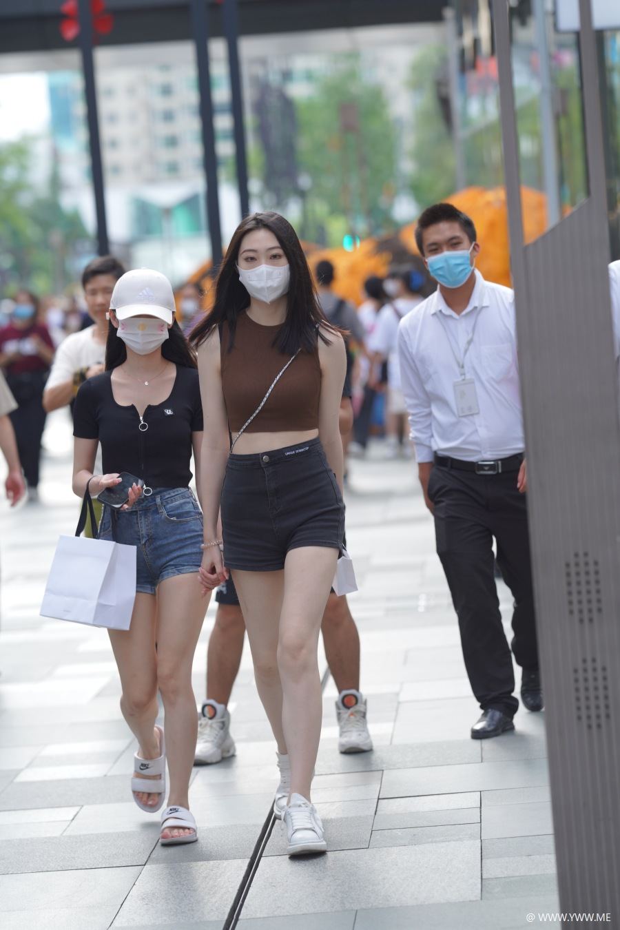 精选街拍 – 菜菜辣妹背心-脱兔网