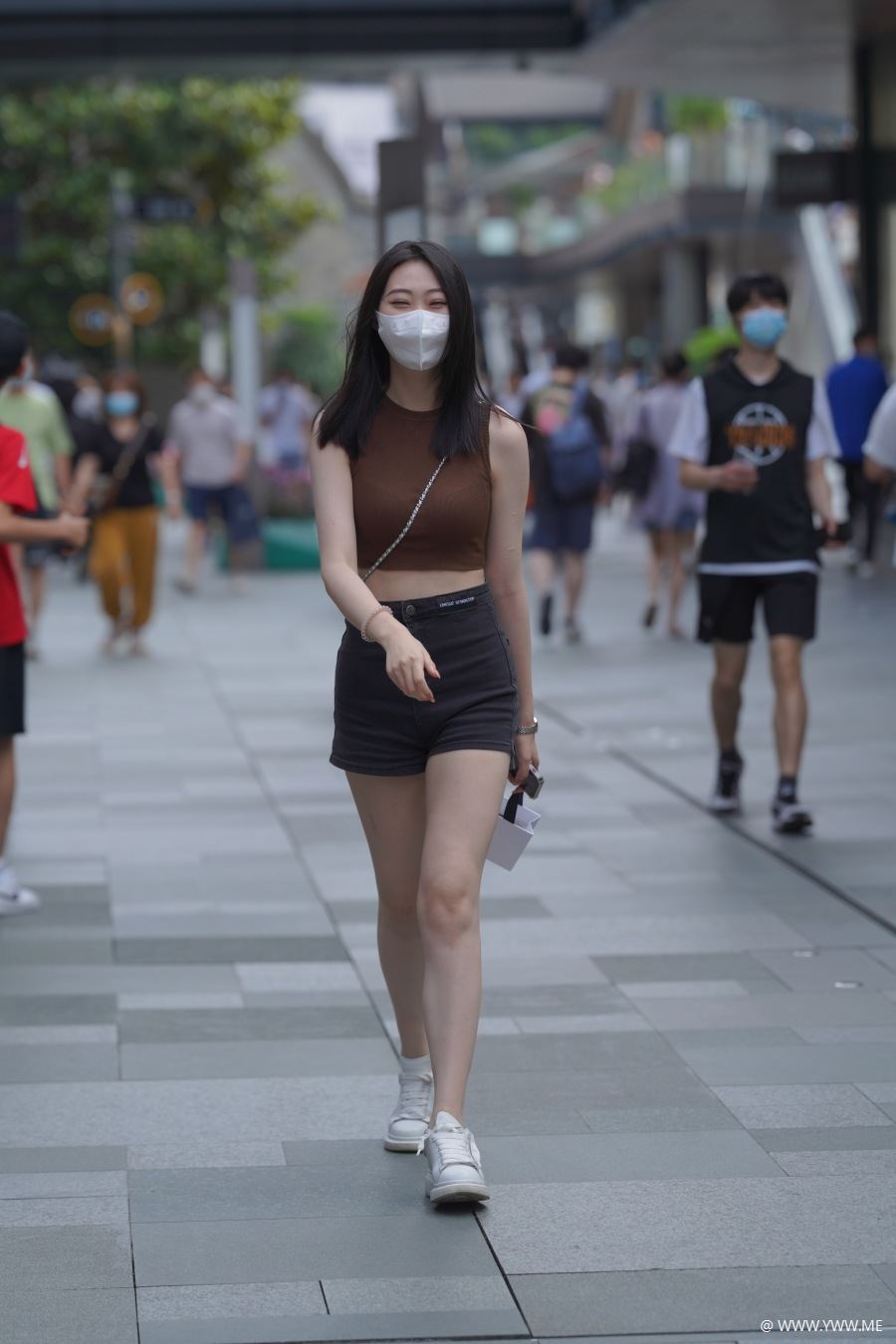 精选街拍 – 菜菜辣妹背心-脱兔网