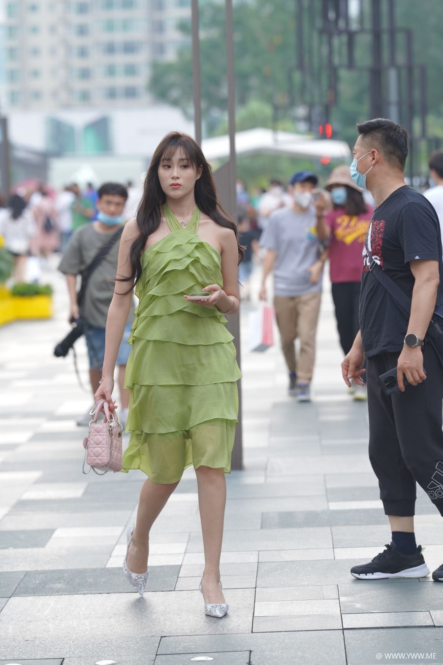 精选街拍 – 绿色性感挂脖荷叶边街拍裙装-脱兔网