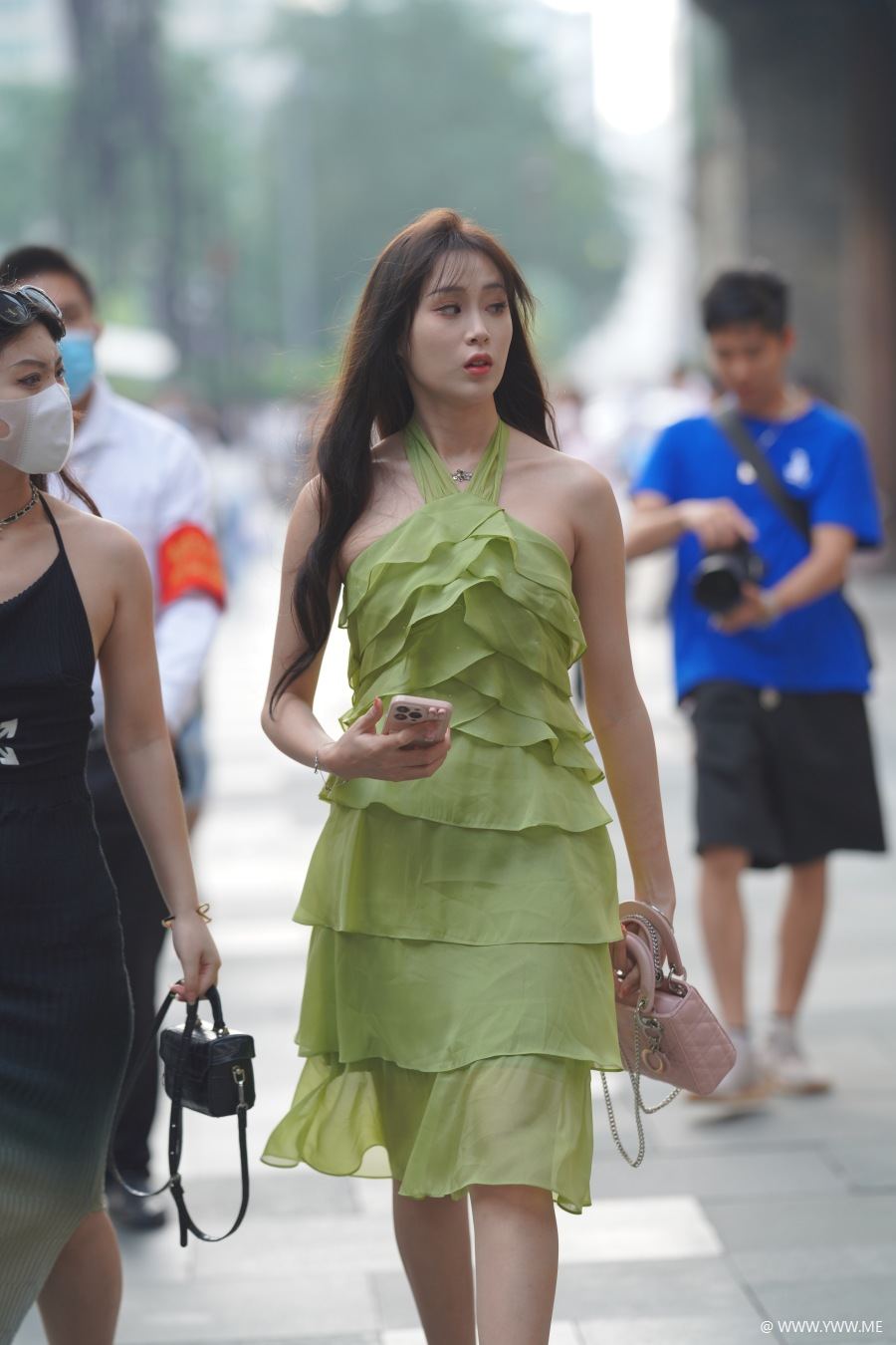 精选街拍 – 绿色性感挂脖荷叶边街拍裙装-脱兔网