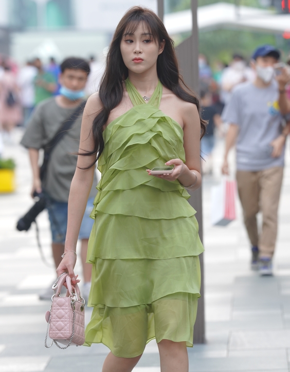 精选街拍 – 绿色性感挂脖荷叶边街拍裙装