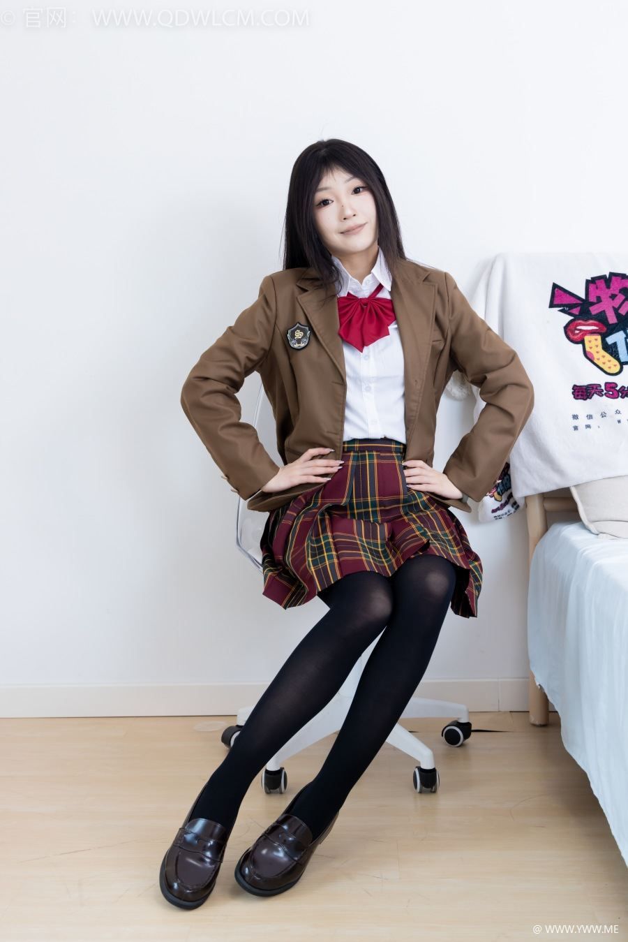 物恋传媒 NO.2367 嘟嘟-皮鞋、厚黑丝、jk制服、皮筋绑脚老头乐挠脚剧情-脱兔网