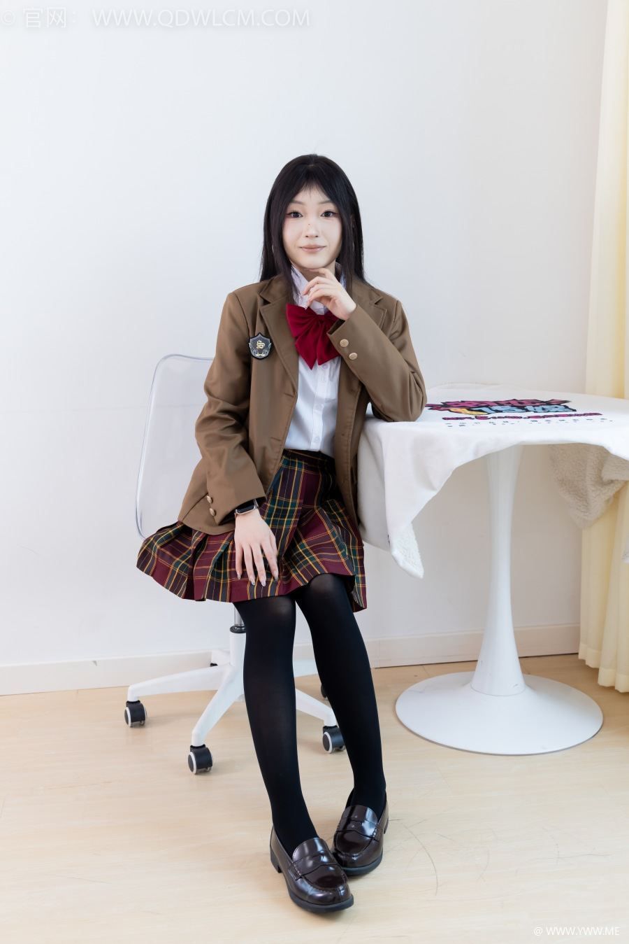 物恋传媒 NO.2367 嘟嘟-皮鞋、厚黑丝、jk制服、皮筋绑脚老头乐挠脚剧情-脱兔网
