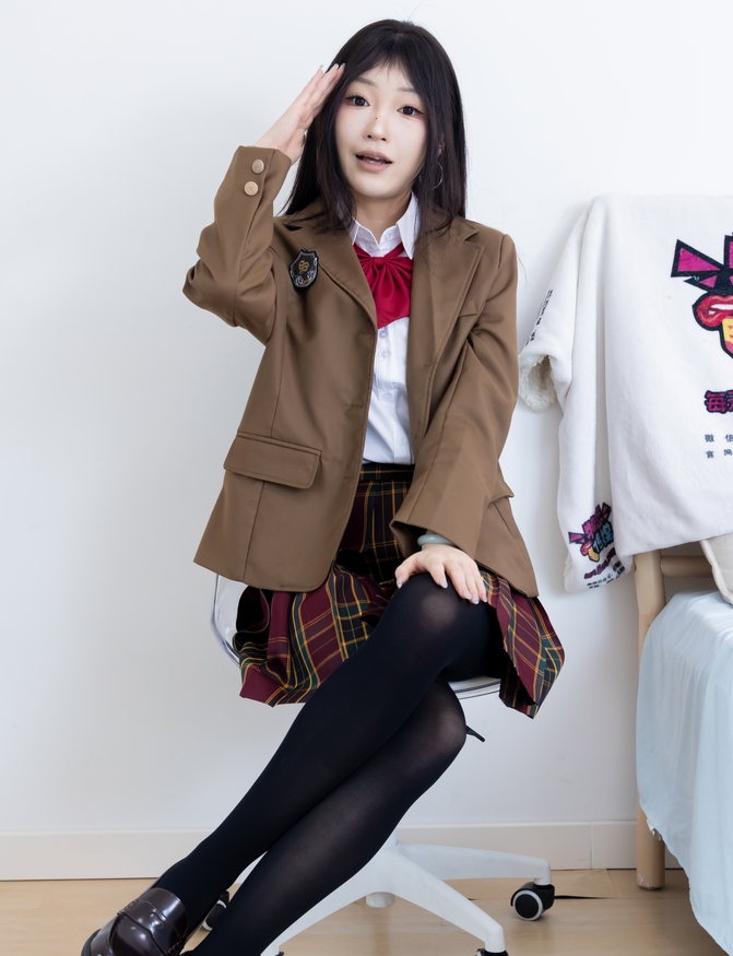 物恋传媒 NO.2367 嘟嘟-皮鞋、厚黑丝、jk制服、皮筋绑脚老头乐挠脚剧情